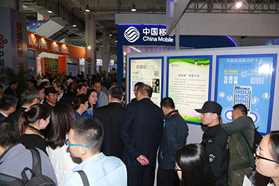 天坦移動醫(yī)、護(hù)亮相信博會，展臺前人頭攢動