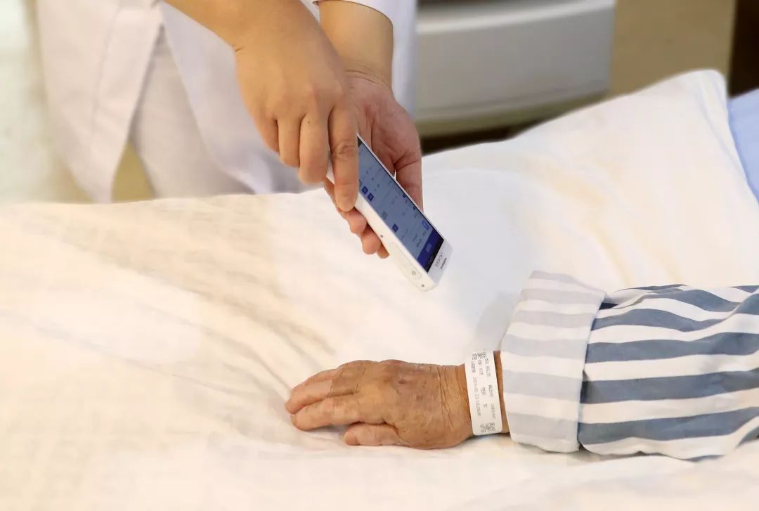 首發(fā)丨走進(jìn)智慧病房，用科技托起生命的重量